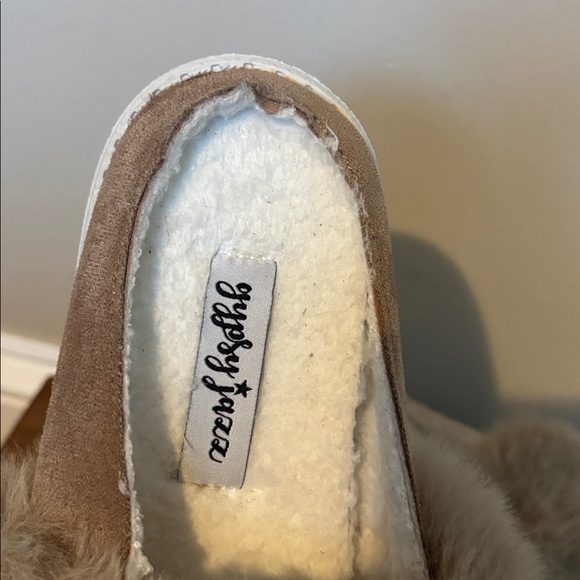 Gypsy Jazz Tan Fur-Lined Slippers size 9 - Picture 3 of 5